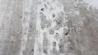 雪中的脚印和脚印，雪中覆盖的城市街道。